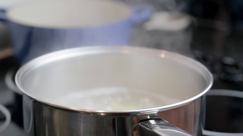Saucepan in and out of focus