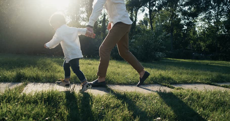 Ребенок бежит навстречу родителям. Родители с ребенком за руку. Ребенок бежит к маме. Мальчик бежит. Ребенок бежит к взрослому.