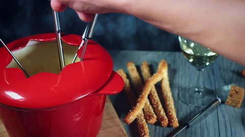 4k Dipping Bread in Mixed Cheese Fondue