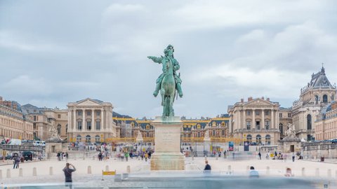 Parade ground of the castle of Versailles with the equestrian statue of Louis XIV timelapse. Traffic on road and tourists walking around. Cloudy sky at summer day 스톡 비디오