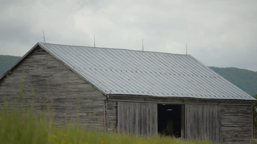 VIRGINIA - MAY 2017 - Civil War 150th anniversary. Historical farmhouse and barn buildings on Civil War Battlefield memorial.  Old build Buildings on Virginia Battlefield.  National Park.  State Park.