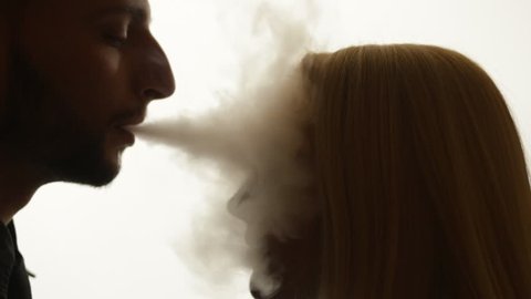 Smoke kiss. Smoking Kiss