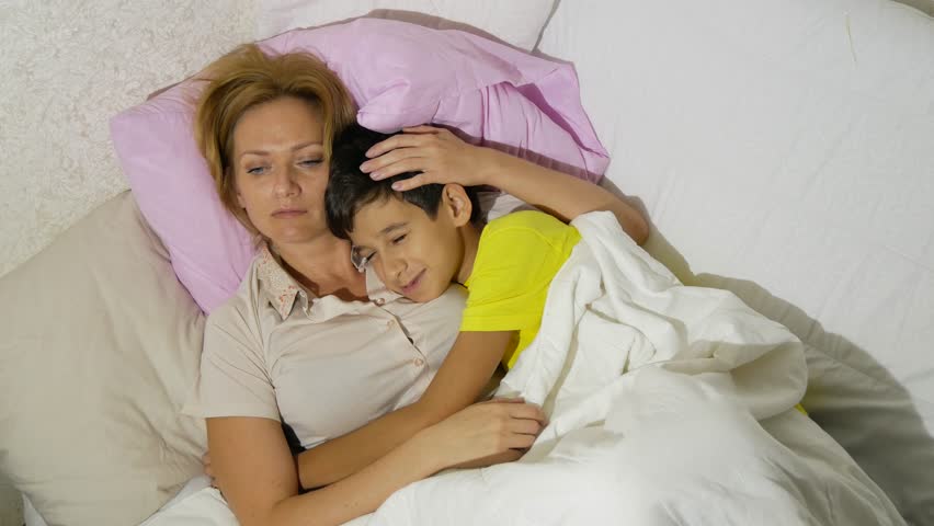 Мама в постели сына видео. Мать и подросток на кровати. Мама и несовершеннолетний сын в постели. Мама and son Bed.