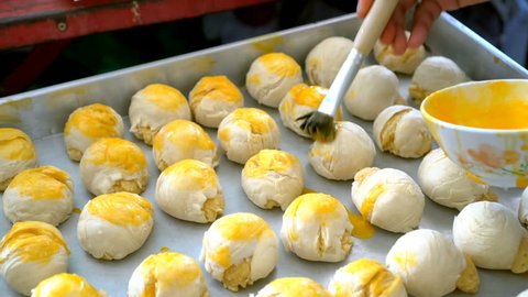 A Chinese pastry chef fills egg at a moon cake
 Stock-video