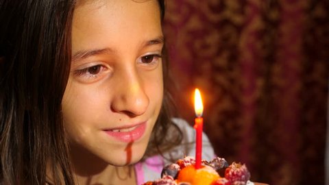 Birthday Girl Making Wish And の動画素材 ロイヤリティフリー Shutterstock