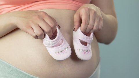 Pregnant Happy Woman Holding Baby Video De Stock 100 Libre De Droit Shutterstock