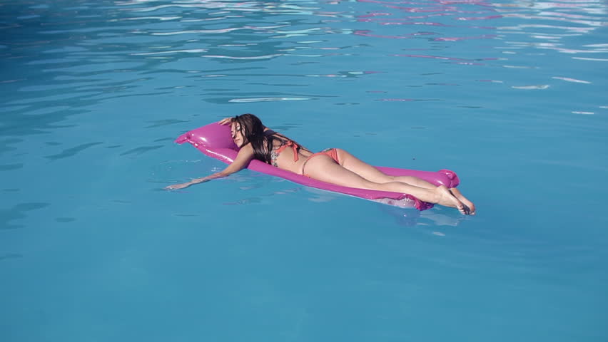 beautiful young woman relaxing swimming pool Stock-video (10