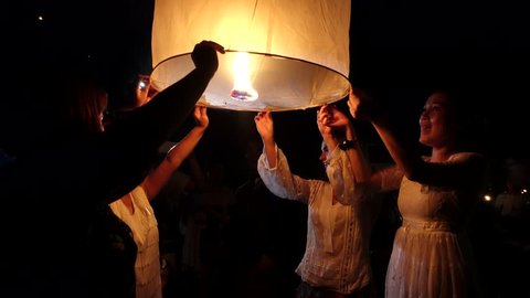 CHIANG MAI, THAILAND - NOVEMBER 14, 2016 : Unidentified people release floating lamp on Loy Krathong Festival in Tudongkasatarn is place which floating lamp ceremony take place every year.  Toimituksellinen arkistovideo
