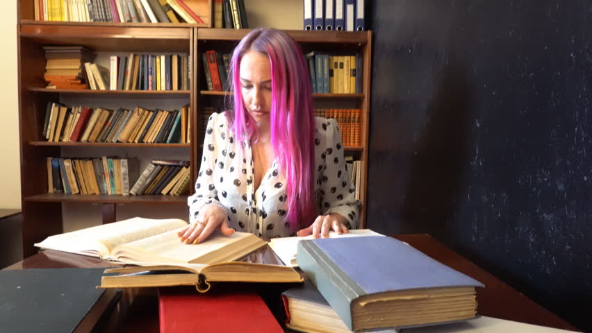 girl pink hair library reading books Stockvideoklipp (helt royaltyfria) 317...