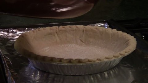 Pouring pumpkin pie filling into crust : vidéo de stock