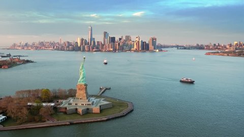 Aerial view of the Statue of Liberty at dusk. Manhattan and New Jersey skyline. New York City, United States. Shot from a helicopter. Video Stok