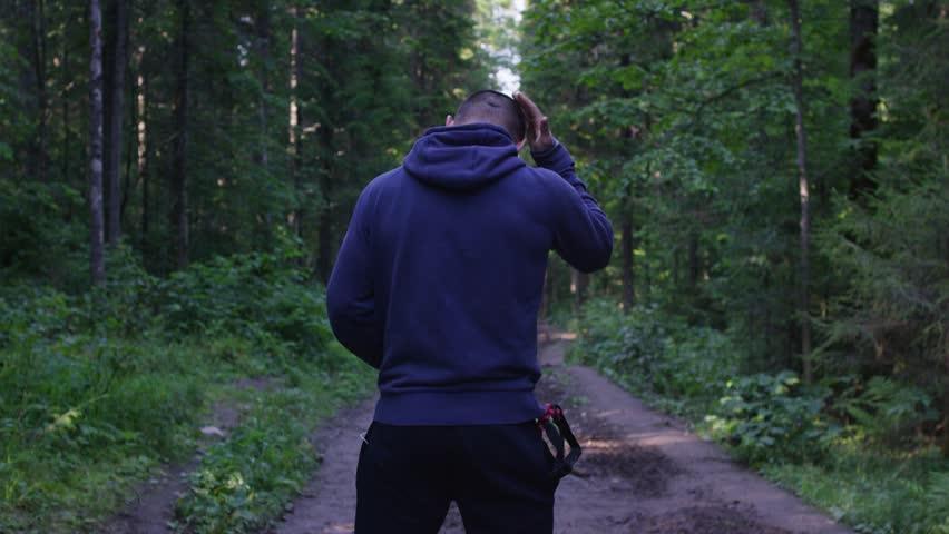 Фото парня со спины в лесу