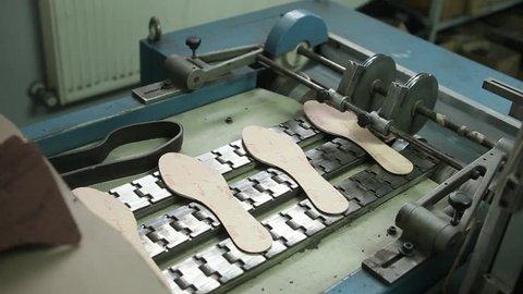 Mechanism moves insoles on the conveyor