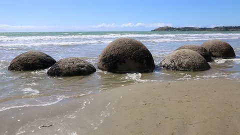Spherical rocks on Koekohe beach - Moeraki Boulders, New Zealand