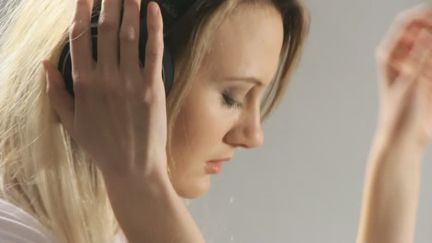 Beauty woman listening music in headphone