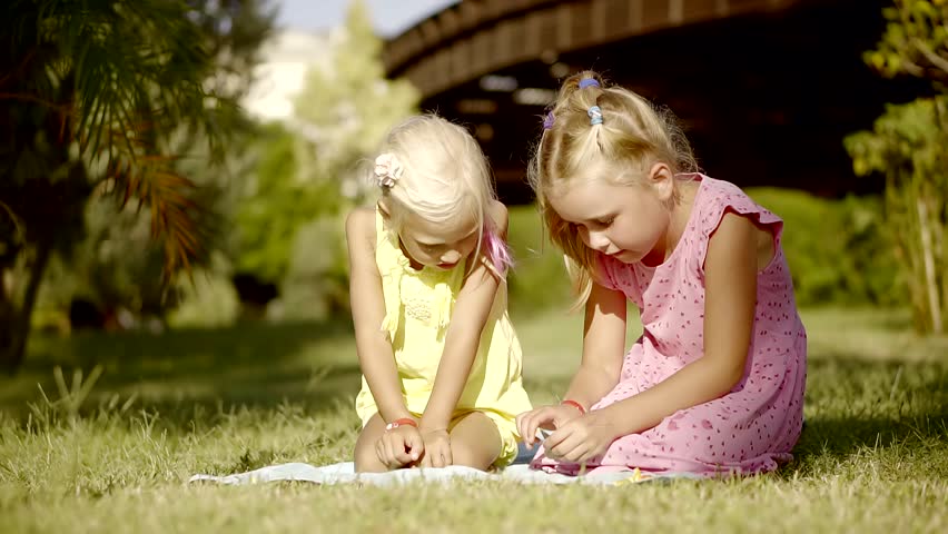 Video Stok Two Cute Little Girls Playing Yard (100% Tanpa Royalti) 32360110...