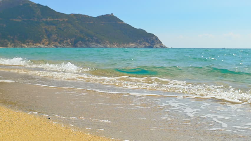 waves landing on sandy beach clear: Bίντεο στοκ (100% χωρίς δικαιώματα) 323...