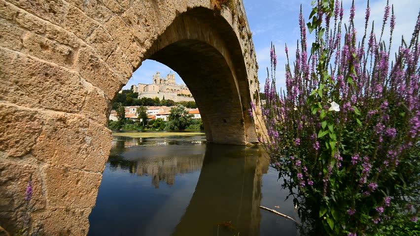 St. Nazaire Cathedral and Pont Vieux, Beziers, France, Europe.