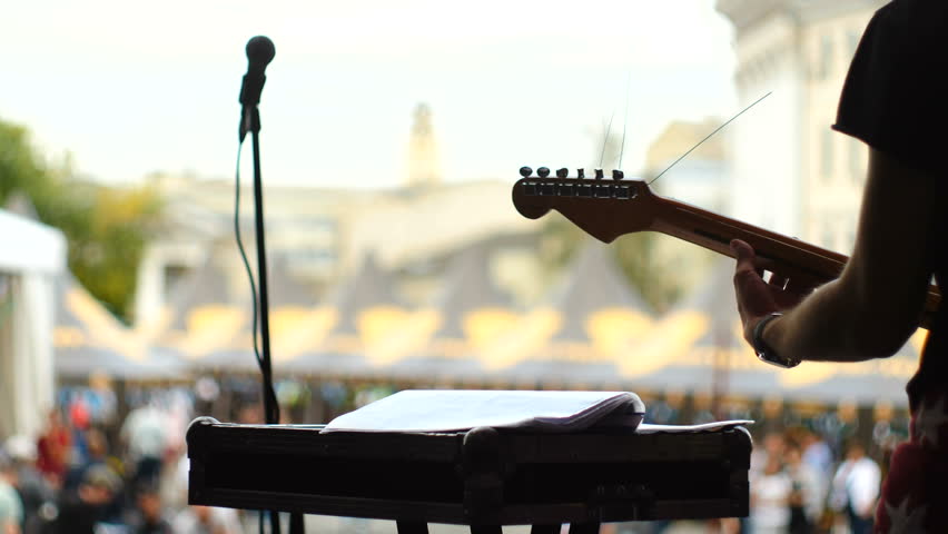 The guitarist plays at the concert. 50 fps