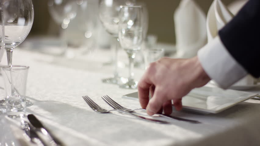 Prepare table. Картинки человек в ресторане с салфеткой. Картинки людей в ресторане с салфеткой на ногах