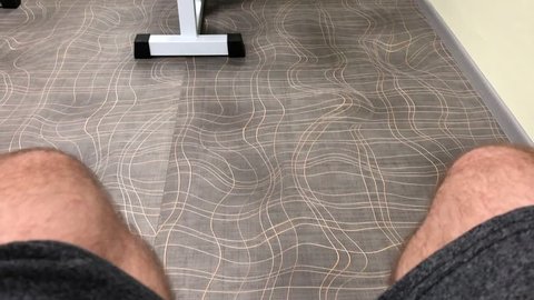 the guy shakes his legs in the gym