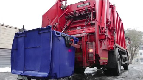 garbage truck lifts the container