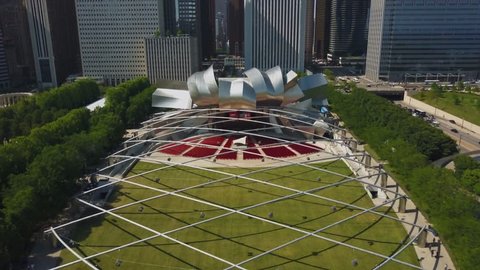 Aerial video of Chicago millennium park during the sanny day. panoramic view. 18.08.2017