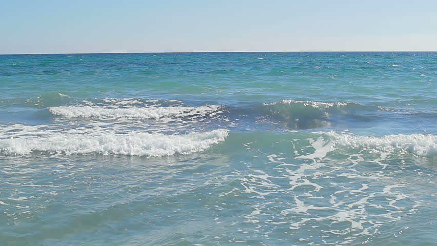 waves landing on coast clear water: стоковое видео (без лицензионных платеж...