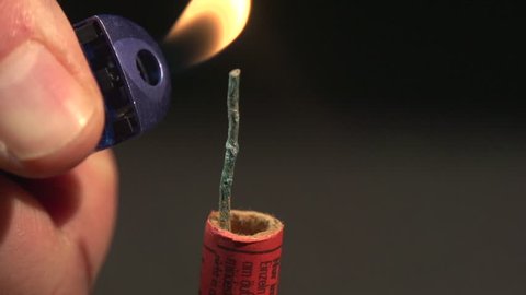 Firecracker's fuse burning down, not exploding. Slow motion 库存视频