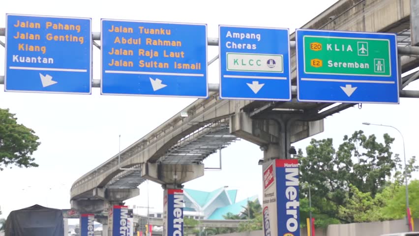 Highway Signs in Arabic. View Arkivvideomateriale (100 
