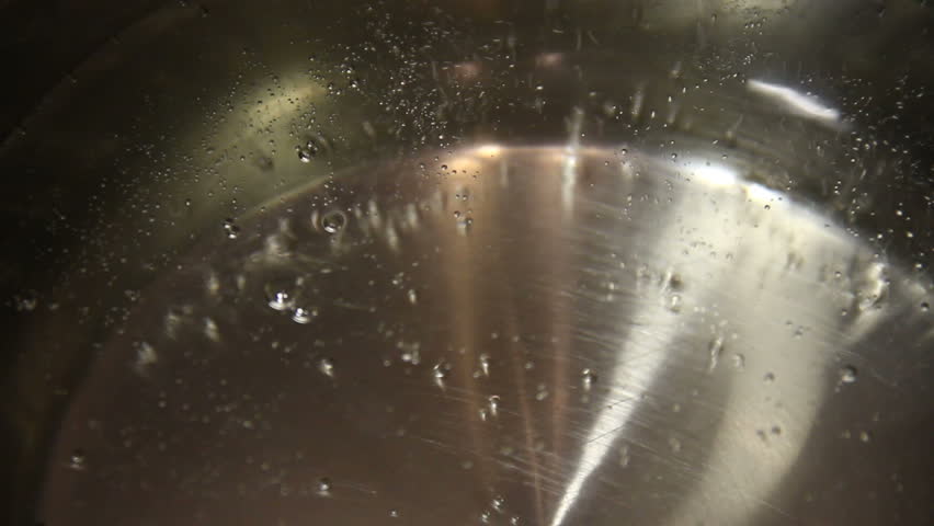 Замерзшая вода. Прозрачные хлопья в моче. Старая вода cip grand vite. Мутная самогонка. Пузырьки в бутылке.