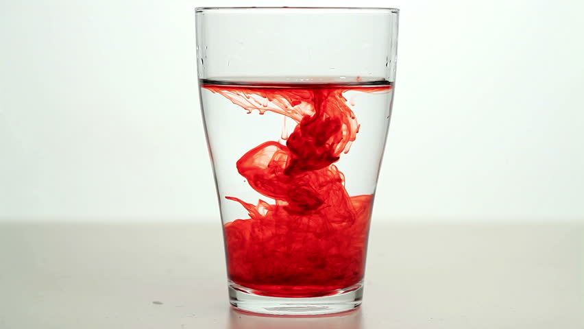 В воду красный из воды черный. Стакан с красной водой. Стакан с красной жидкостью. Красный стакан.