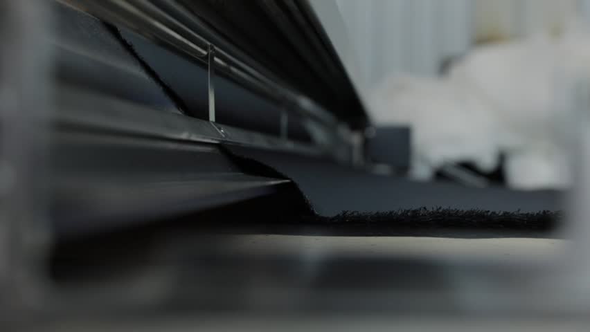 Cutting fabric machine. 