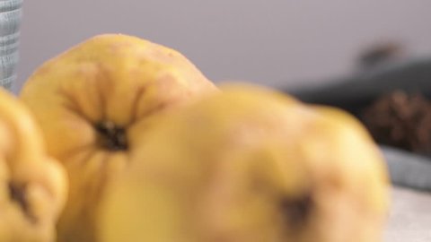 Ripe quince fruits on kitchen countertop. Vídeo Stock