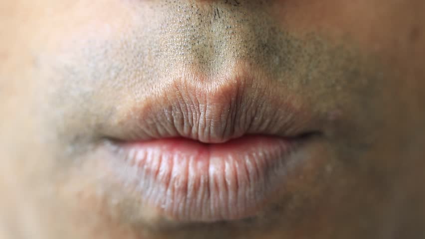 Узкие мужские губы. Губы мужские. Мужчина губы сухие. Мужские губы фото. Губы мужские.