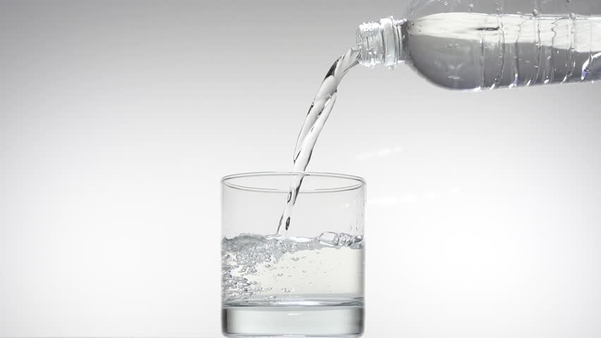 Налить в стакан половину воды. Залить стаканом воды. Стакан воды Сток. Заливаю в стакан. Видео вода наливается.
