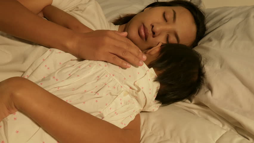 Real sleeping mom. Japanese sleeping sister гиф. Sleeping Japanese. Japanese sleeping sister видео.
