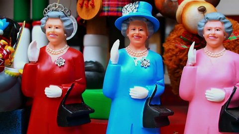 August 2017: figurines of various colors depicting Queen Elizabeth II. The puppet has the hand that moves in salute to greet the Brexit. August 2017 in Edinburgh
