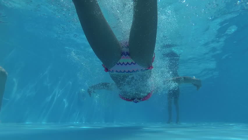 happy daughter father swimming underwater pool Stok Videosu (%100 Telifsiz)...