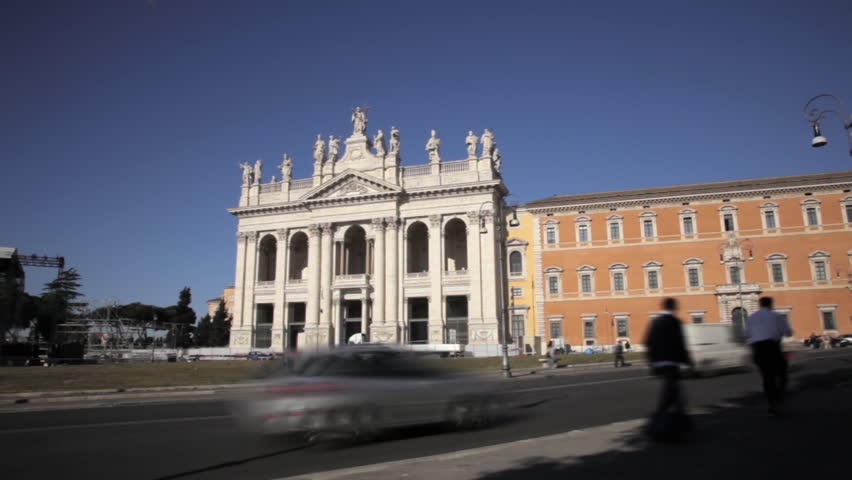 Vehicles and pedestrians on the street before the Archbasilica of St John