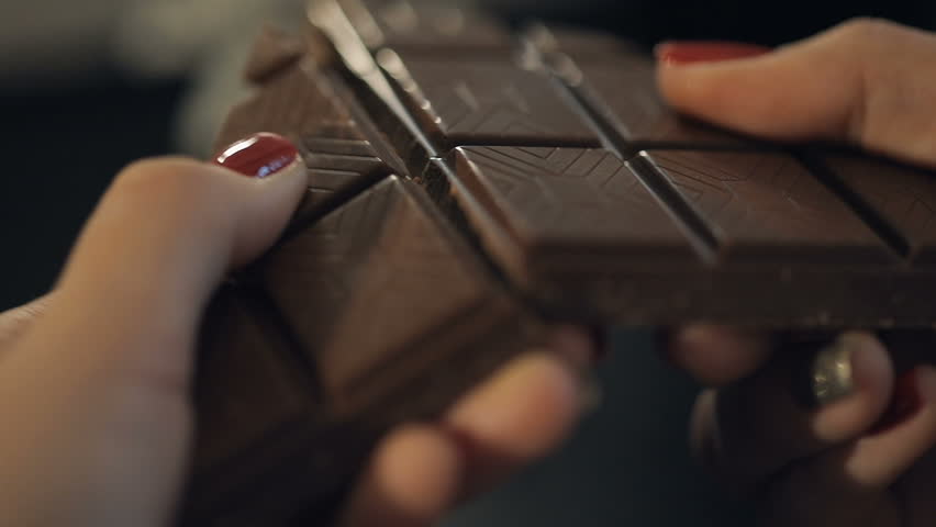 Ломай шоколад. Разломанный шоколад. Поломанная плитка шоколада. Плитка шоколада отломанная. Сломанная плитка шоколада.