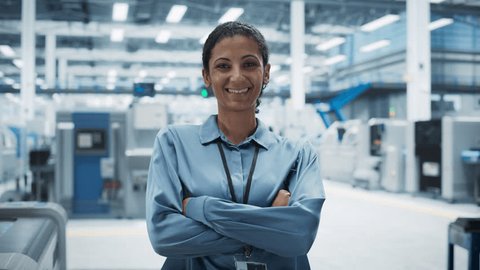 Portrait of Hispanic Female Facility Manager Standing With Crossed Arms, Looking at Camera and Smiling. Industrial Specialist Working At an Autonomous Electronics Factory, Producing Modern Computers. : vidéo de stock