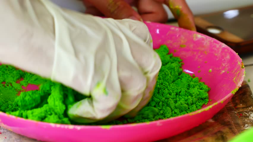 How to make colored powder, holi Festival. The hands are salting food coloring mixed with corn starch to make a flour colorAnd dried until the dry powder for colour will be the Festival holi