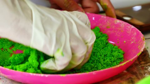 How to make colored powder, holi Festival. The hands are salting food coloring mixed with corn starch to make a flour colorAnd dried until the dry powder for colour will be the Festival holi ஸ்டாக் வீடியோ