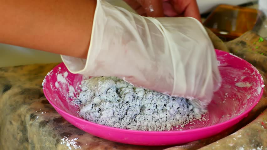 How to make colored powder, holi Festival. The hands are salting food coloring mixed with corn starch to make a flour colorAnd dried until the dry powder for colour will be the Festival holi