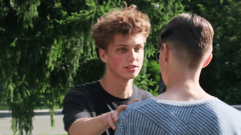 Aggressive guy comes into conflict with new student in academy yard. Negative emotions and divided opinions caused by argument – Video có sẵn