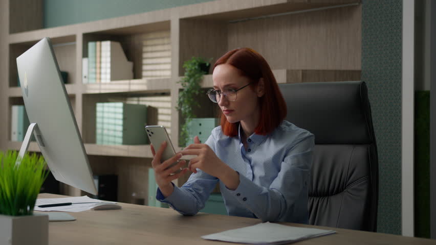 Caucasian business woman at office desk shock reading bad news in smartphone unhappy negative emotions upset by receiving terrible notification lost problem trouble businesswoman mobile phone failure Royalty-Free Stock Footage #3401306431