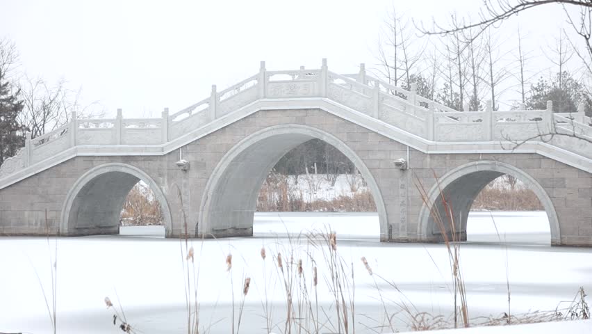 A bridge covered with snow in winter（Translation:Yan Language Bridge,Egret Bridge,Willow Cherry Bridge.）