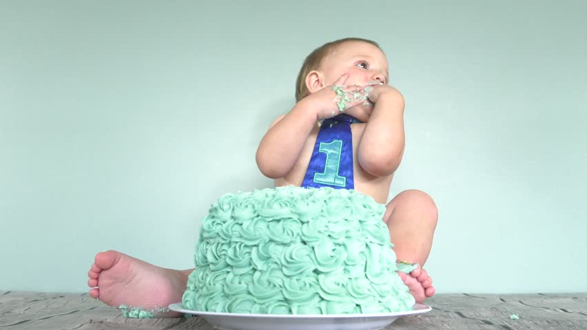 cake smash boy sitting behind the prize 4k