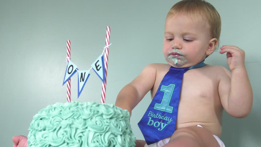 cake smash boy eating his prize 4k